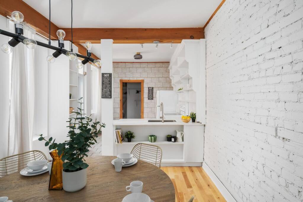 Chic Mile-End 3Br Getaway - Free Parking, Sleeps 8 Appartement Montréal Buitenkant foto