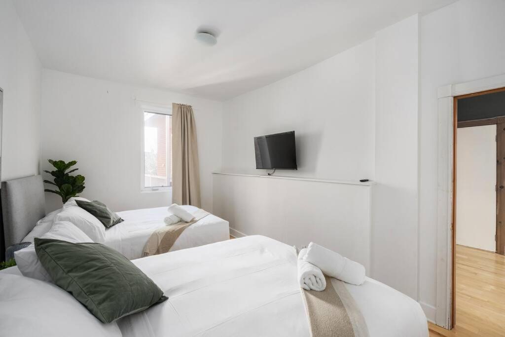 Chic Mile-End 3Br Getaway - Free Parking, Sleeps 8 Appartement Montréal Buitenkant foto